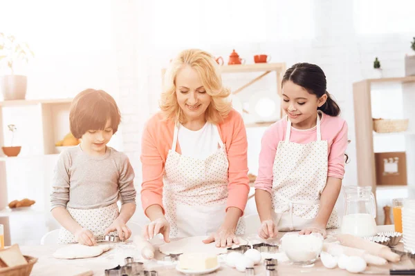 Young Grandmother Grandchildren Having Fun While Preparing Cookies Kitchen — Stock Photo, Image