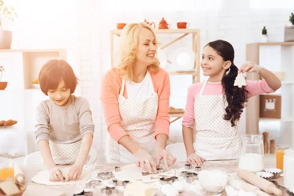 Young Grandmother Grandchildren Having Fun While Preparing Cookies Kitchen — Stock Photo, Image