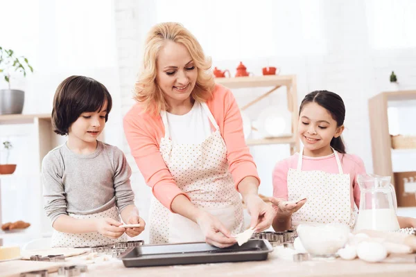 Young Grandmother Grandchildren Preparing Cookies Kitchen — Stock Photo, Image