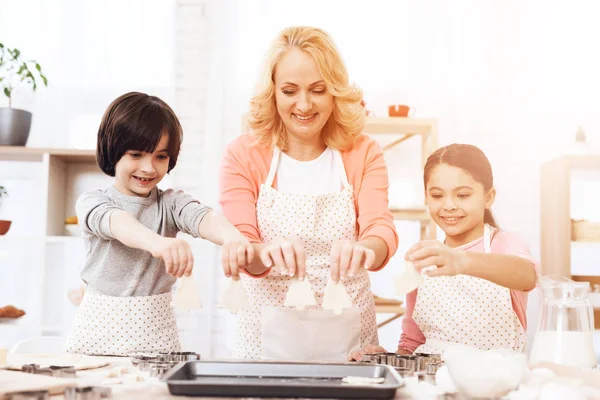 Young Grandmother Grandchildren Preparing Cookies Kitchen — Stock Photo, Image