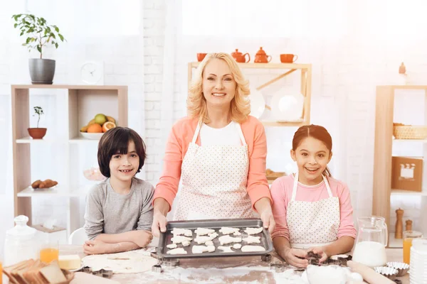 Young Grandmother Grandchildren Preparing Cookies Kitchen — Stock Photo, Image