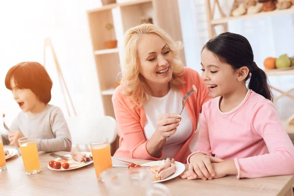 Grand Mère Préparé Petit Déjeuner Pour Les Petits Enfants — Photo