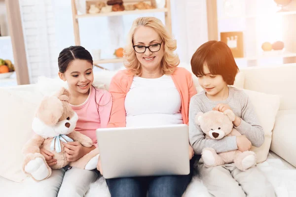 Abuela Con Nietos Sentados Sofá Viendo Película Ordenador Portátil Casa — Foto de Stock