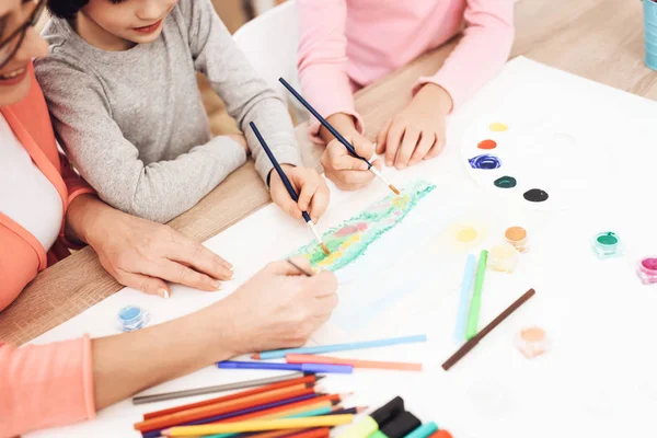 Ältere Frau Bringt Kindern Hause Zeichnen Bei — Stockfoto