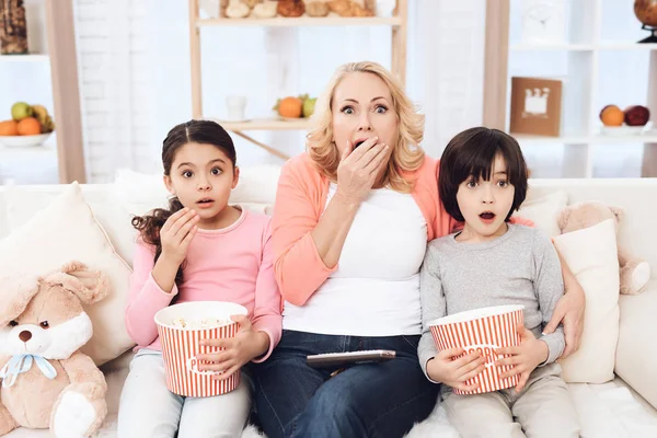 Babcia Wnukami Jedzenie Popcorn Oglądając Film Domu Kanapie — Zdjęcie stockowe