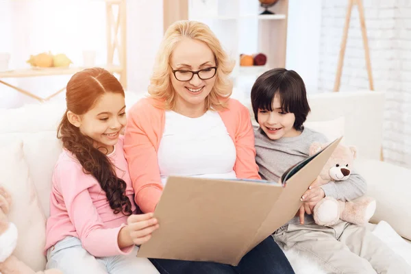 Oma Liest Buch Mit Kindern Hause — Stockfoto