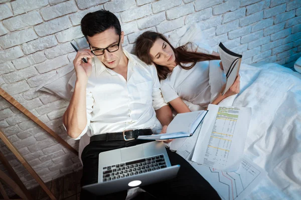 Joven Hombre Negocios Que Trabaja Ordenador Portátil Mientras Que Mujer — Foto de Stock