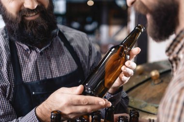 Sakallı adam boş şişe bira zanaat bira için amaçlanan holding