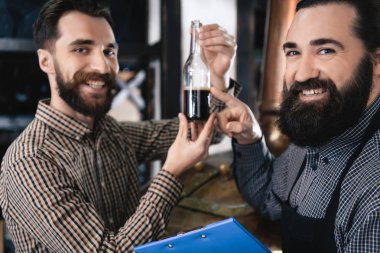İki bira kaynaklı koyu bira şişe