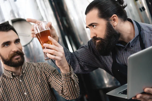 Brewer Kwaliteitscontrole Van Vers Bier Ambachtelijke Brouwerij — Stockfoto
