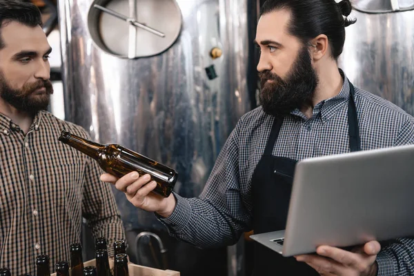 Bebaarde Brouwer Bierfles Hand Houden Zoek Naar Man Met Vak — Stockfoto