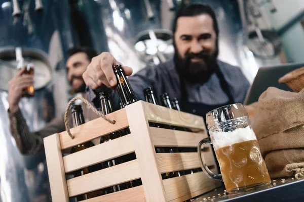 Adulto Barbudo Hombres Tratando Cerveza Artesanal Mientras Cervecero Tomando Botella —  Fotos de Stock