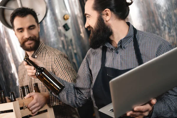 Bebaarde Brouwer Bedrijf Vak Van Lege Flessen Terwijl Man Halen — Stockfoto