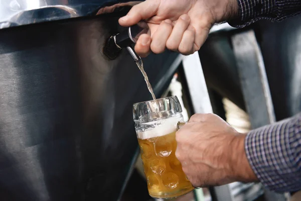 男手倒啤酒从啤酒水龙头在工艺啤酒厂 — 图库照片