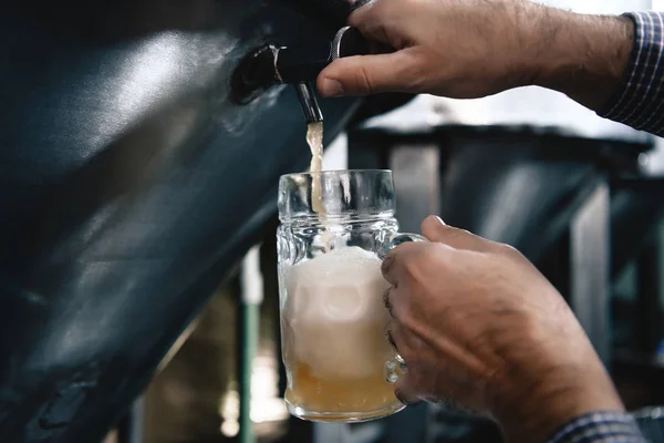 Мужчины Наливают Пиво Стакан Крана Пива Пивоваренном Заводе — стоковое фото