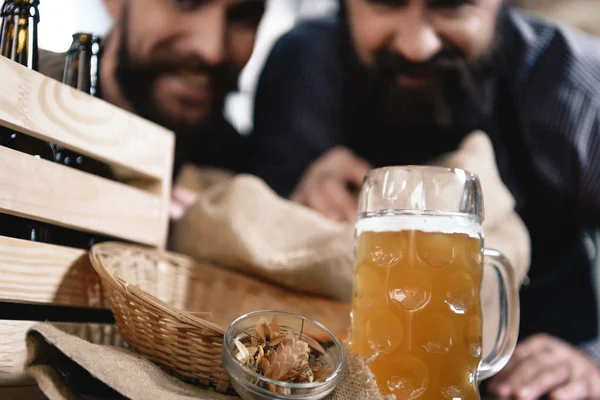 Close Vidro Com Cerveja Fresca Tigela Com Cones Lúpulo — Fotografia de Stock