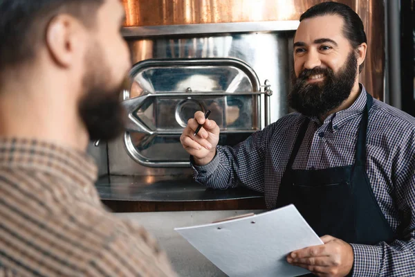 Twee Bebaarde Brouwers Inspectie Van Uitrusting Van Brouwerij Voor Productie — Stockfoto