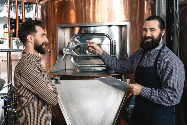 Twee Bebaarde Brouwers Inspectie Van Uitrusting Van Brouwerij Voor Productie — Stockfoto