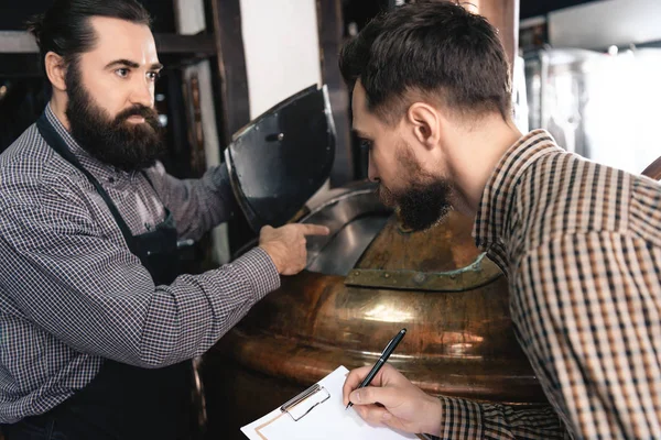 Twee Bebaarde Brouwers Inspectie Van Uitrusting Van Brouwerij Voor Productie — Stockfoto