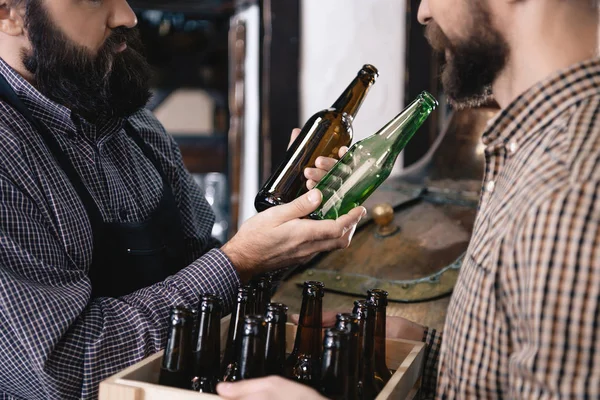 Cervecero Barbudo Recogiendo Botellas Cerveza Vidrio Colores —  Fotos de Stock
