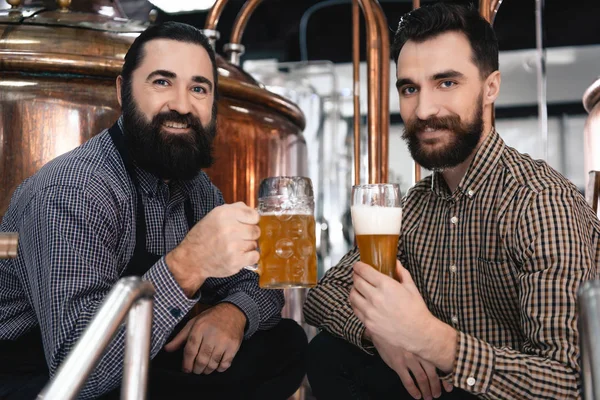 Brouwers Kwaliteitscontrole Van Vers Bier Ambachtelijke Brouwerij — Stockfoto