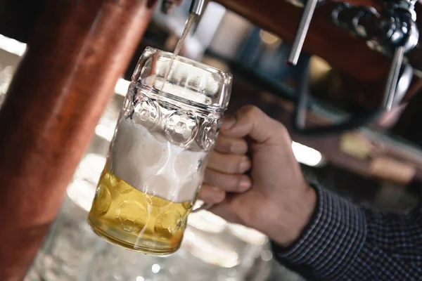 Мужская Рука Наливает Пиво Крана Пива Пивоваренном Заводе — стоковое фото