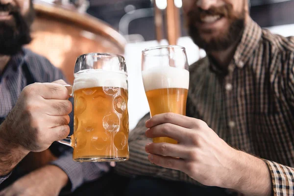 Dos Hombres Adultos Tintineando Vasos Con Cerveza —  Fotos de Stock