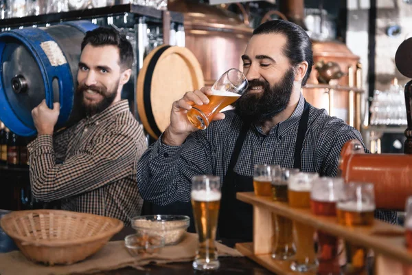 Brewer Kwaliteitscontrole Van Vers Bier Ambachtelijke Brouwerij — Stockfoto