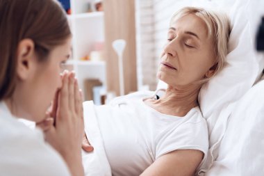 Hemşirelik ve yaşlı kadın için hangi kötü duygu endişe kız