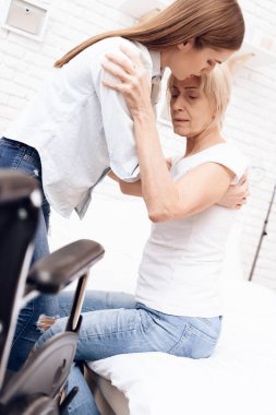 Kız Hemşirelik yaşlı kadın ve tekerlekli sandalye yatakta yardım alınıyor