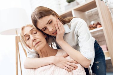 Yaşlı kadın evde tekerlekli sandalyede hakkında bakmakta ve endişeli kız