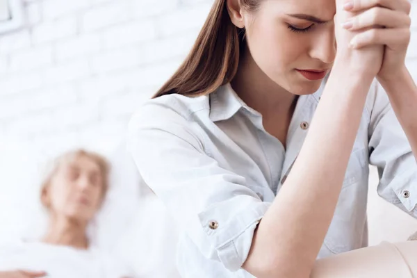 Niña Amamantando Preocupándose Por Mujer Mayor Que Siente Mal — Foto de Stock