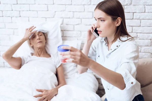 Niña Amamantando Una Anciana Cama Casa Hablando Por Teléfono Inteligente — Foto de Stock