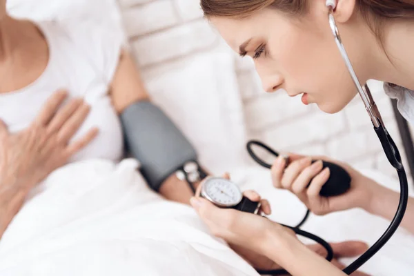 Meisje Verpleegkunde Oudere Vrouw Met Behulp Van Tonometer Meten Van — Stockfoto