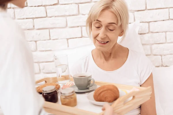 Lány Gondozó Idős Abban Hogy Reggeli Kávé Croissant Tálca — Stock Fotó