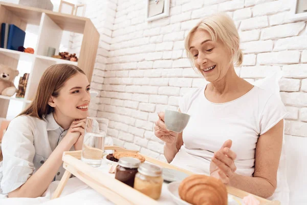 Lány Gondozó Idős Abban Hogy Reggeli Kávé Croissant Tálca — Stock Fotó