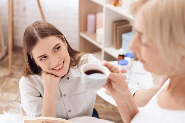 Fille Prenant Soin Femme Âgée Apportant Café Petit Déjeuner Croissant — Photo