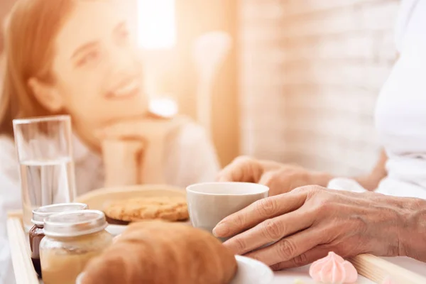 Lány Gondozó Idős Abban Hogy Reggeli Kávé Croissant Tálca — Stock Fotó