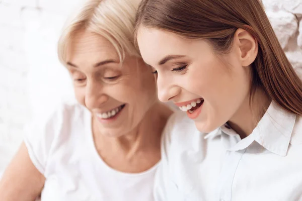 Primer Plano Niña Que Cuida Mujer Edad Avanzada Sonriendo —  Fotos de Stock