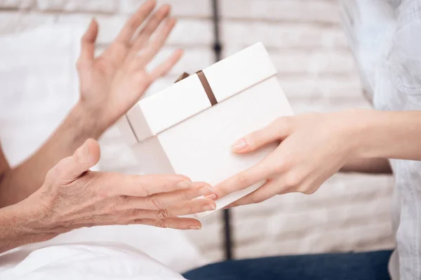 Niña Amamantando Anciana Cama Casa Regalándole — Foto de Stock