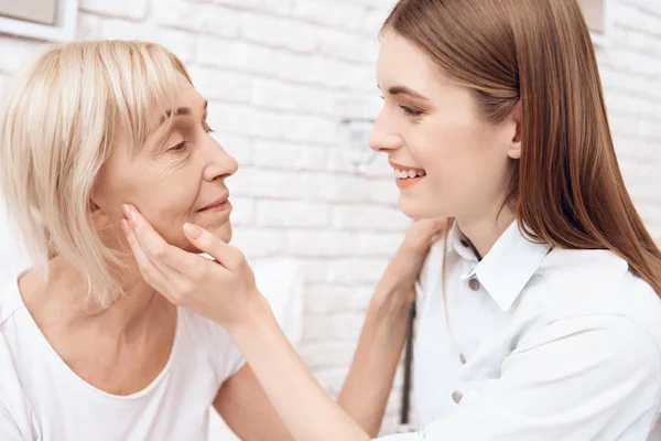 Flicka Omvårdnad Äldre Kvinna Sängen Hemma Och Ser Glad — Stockfoto