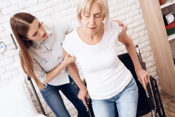 Niña Amamantando Anciana Ayudando Subir Silla Ruedas — Foto de Stock