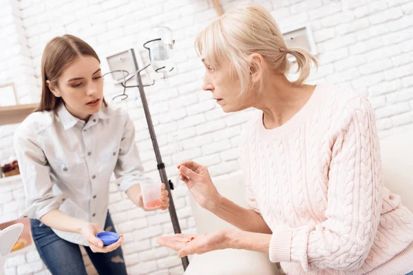 Fille Allaitant Femme Âgée Sur Canapé Maison Donnant Femme Ses — Photo