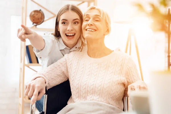 Flicka Omvårdnad Äldre Kvinna Hemma Och Rider Henne Rullstol — Stockfoto