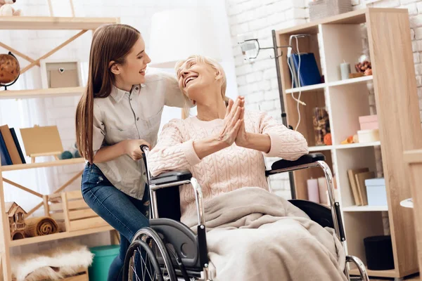 Niña Amamantando Anciana Montándola Silla Ruedas — Foto de Stock