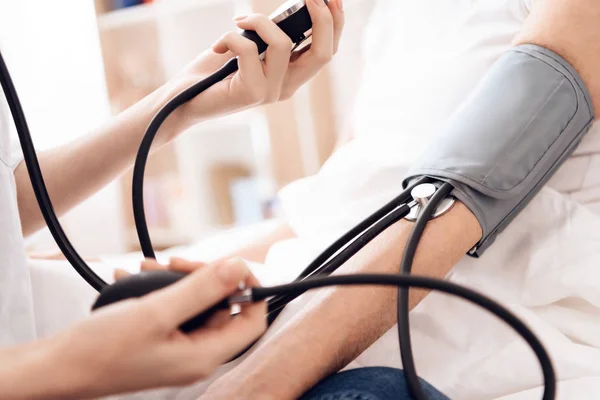 Close Girl Nursing Elderly Woman Using Tonometer Measure Blood Pressure — Stock Photo, Image