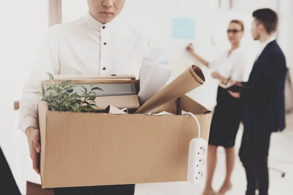 Intendantin Frau Bluse Und Rock Arbeitet Büro Während Mitarbeiterin Gefeuert — Stockfoto