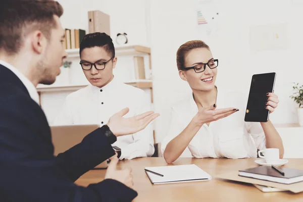 Directora Recursos Humanos Mujer Blusa Falda Mostrando Tableta Entrevista Trabajo — Foto de Stock