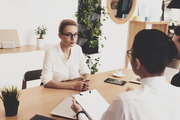 Direttore Donna Camicetta Gonna Seduta Colloquio Lavoro — Foto Stock