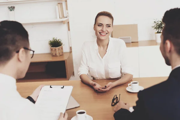 Intendantin Frau Bluse Und Rock Sitzt Beim Vorstellungsgespräch — Stockfoto